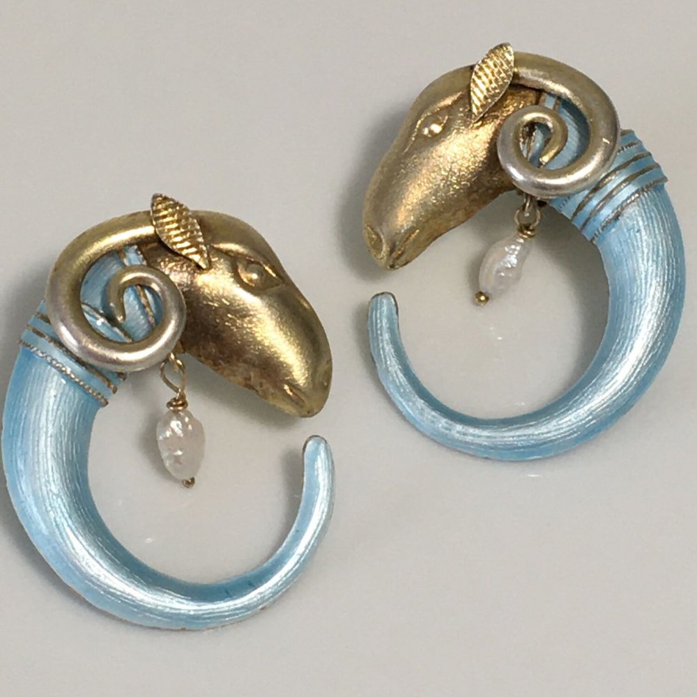 RARE FIND VINTAGE LAUREL BURCH ASSYRIAN RAMS HEAD GOLD VERMEIL EARRINGS